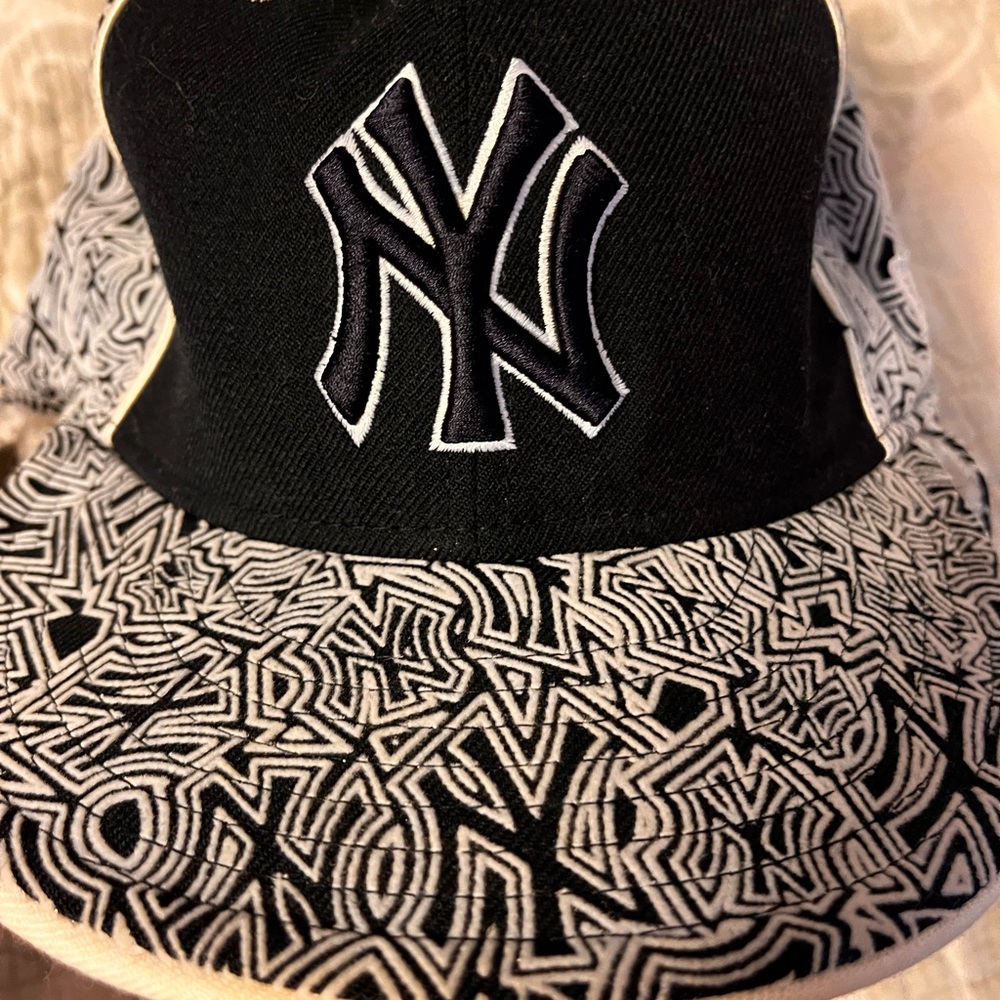 New York Yankees Fitted Winter Sherpa Flap Hat New Era 7 1/8 Black/White